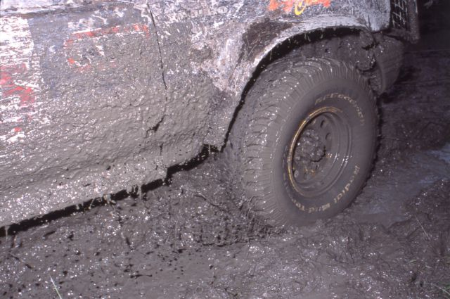 Глубокая грязь на месте коммунальных работ затягивает даже машины.