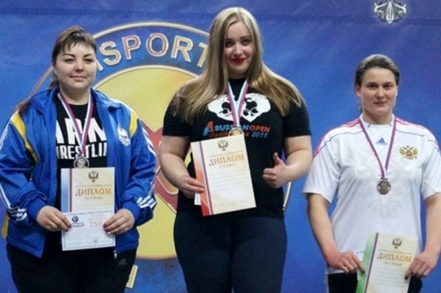 Третье место на чемпионате России по армспорту заняла калининградка Яна Барановская (справа).