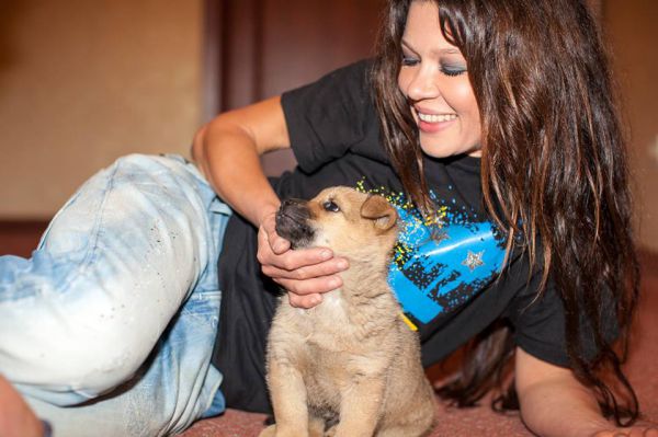Певица Руслана приютила у себя дома бездомного щенка