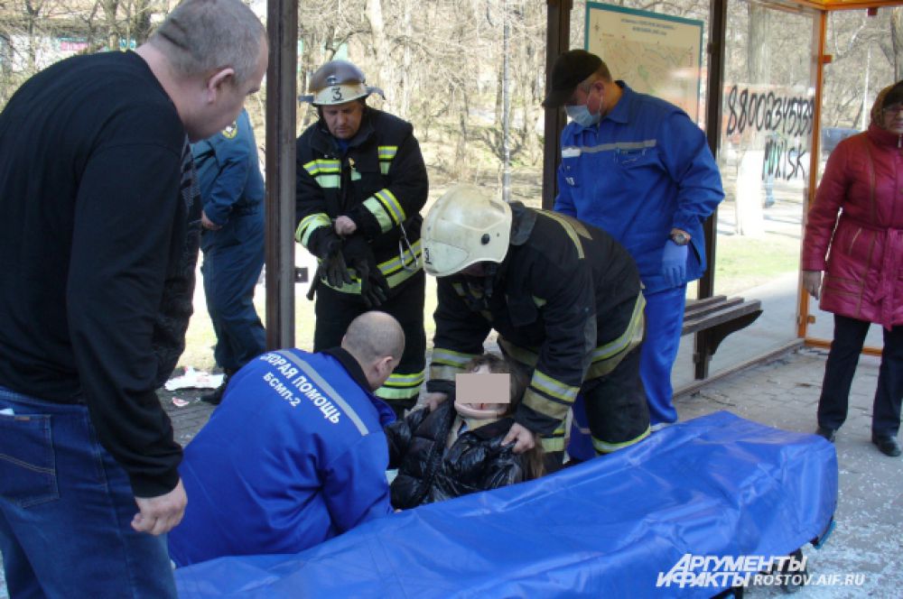 Пострадавшую на остановке девушку скорая помощь госпитализировала в первую очередь. По трагическому стечению обстоятельств девушка, ждавшая автобус общественного транспорта, оказалась на пути взбешенной легковушки.