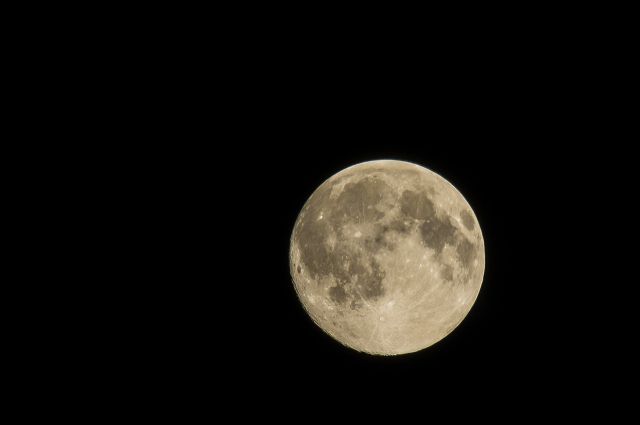Почему мы всегда видим только одну сторону Луны?