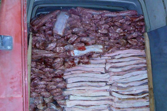 КалининградеКалининградец вез из Польши на продажу 5,4 тонн мяса без маркировок.ц пытался ввезти из Польши 5,4 тонны мяса без маркировок.