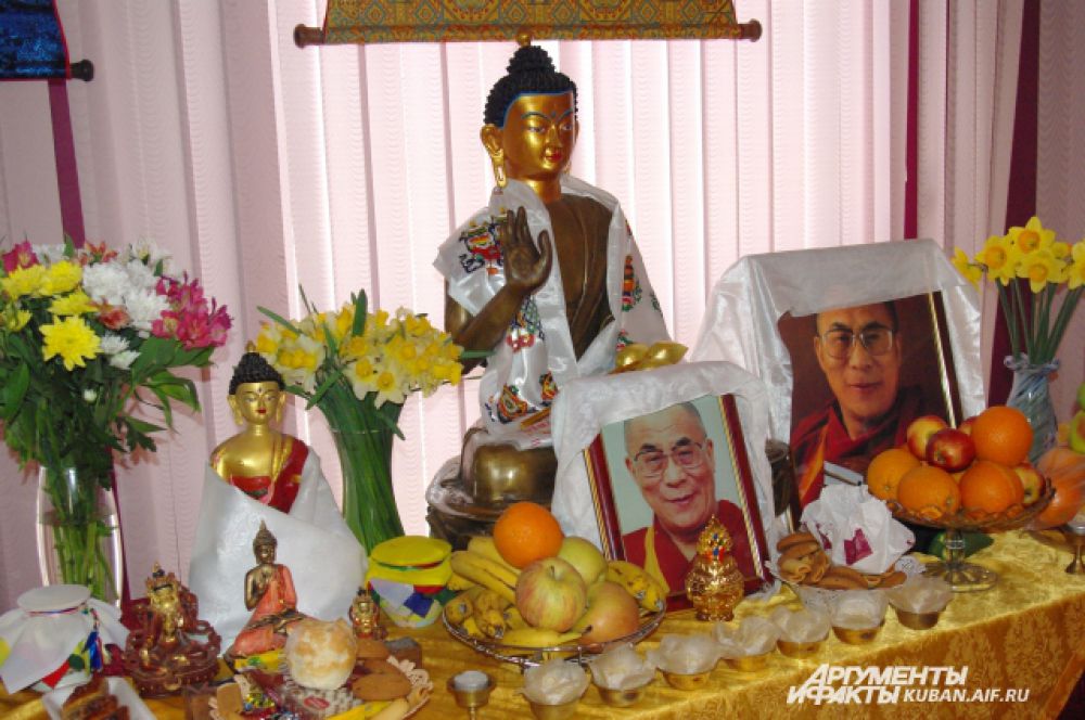 Помещение в краснодарском офисном центре превратилось в буддийский храм. На алтаре здесь всегда изображения духовного лидер Тибета - Далай-Ламы XIV.