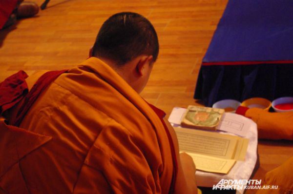 Монахи выбирают молитвы, подходящие для ритуала.