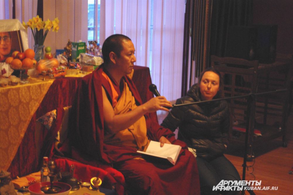 Глава делегации буддийских монахов Гялцанг Ринпоче с помощью переводчика поясняют значение Мистерии.