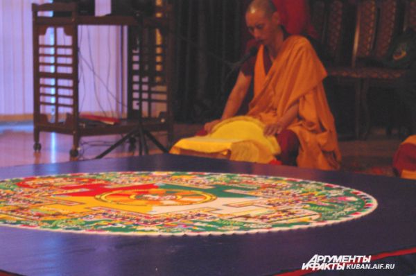 Молитвы тибетские монахи не читают, а поют, используя традиционное обертонное пение.