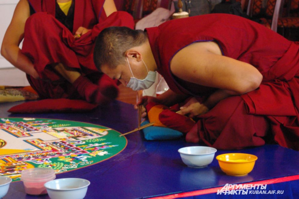 Искусству построения мандалы тибетских монахов учат в монастыре 16 лет.