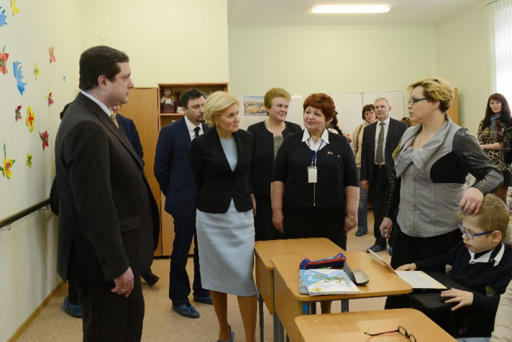 Мама одного из воспитанников (справа) рассказала вице-премьеру об учебе сына.