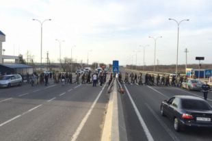 Активисты заблокировали движение автотранспорта
