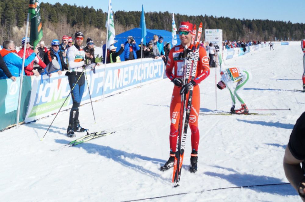 Лидер FISWorldloppetCup и победитель прошлогоднего «Югорского лыжного марафона» Тони Ливерс (Швейцария) прошёл 50 километров за 2 часа и 3 минуты. Лучшей среди женщин стала представительница Беларуси - Юлия Тихонова.