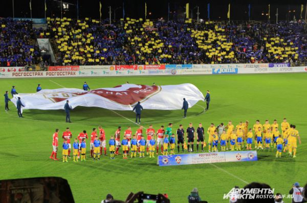 Перед выходом команд на игру зрители устроили перфоманс, подняв картонки желто-синего цвета, поддержав свою команду. 