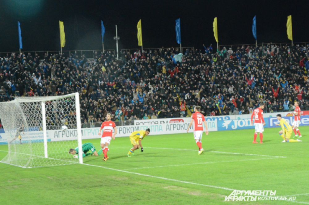 Ростовчане забивают второй мяч в ворота москвичей. 