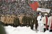 Советские спортсмены участвуют в параде во время церемонии торжественного открытия XIII зимних Олимпийских игр в Лейк-Плэсиде. 1980 год.
