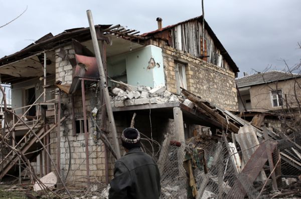 Разрушенный дом в одном из сел Мартакертского района в зоне карабахского конфликта.