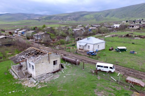 Разрушенный дом в одном из сел Мартакертского района в зоне карабахского конфликта.