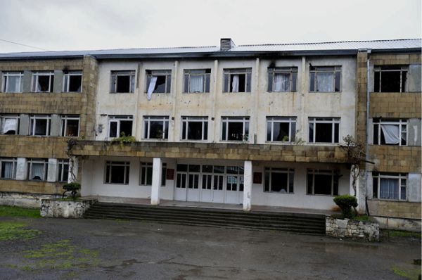 Здание школы с выбитыми стеклами в окнах в городе Мартакерте в зоне карабахского конфликта.