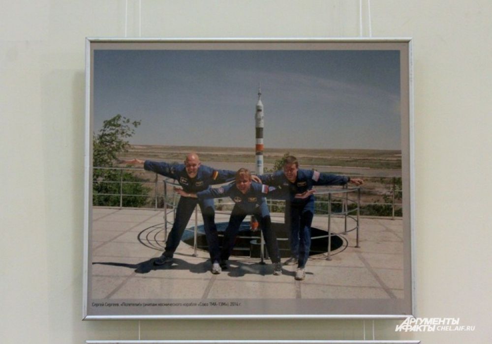 Полетели» (Экипаж космического корабля «Союз ТМА-13М» ) Снимок Сергея Сергеева, 2014 г.
