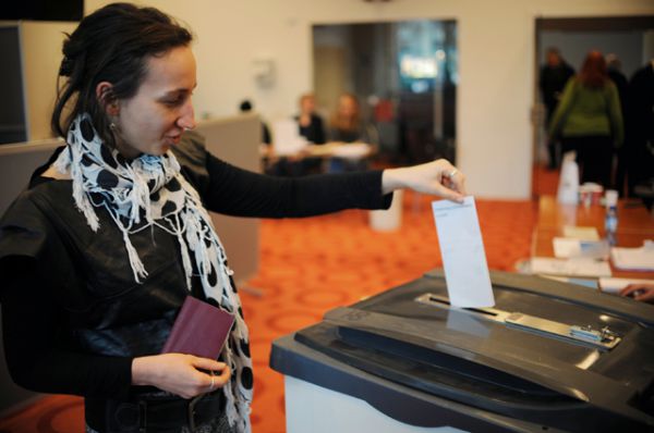 Избиратели во время голосования об ассоциации Украины с ЕС в Амстердаме.