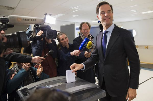 Премьер-министр Нидерландов Марк Рютте голосует на референдуме по вопросу ассоциации Украиной с ЕС.