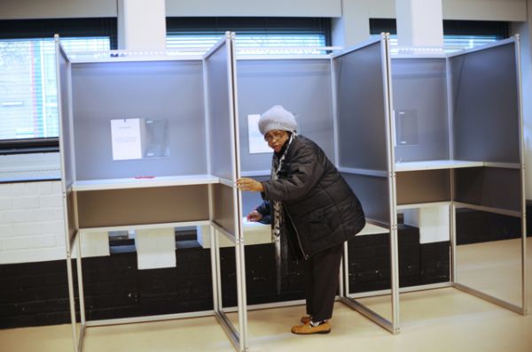 Избирательница во время голосования об ассоциации Украины с ЕС в Амстердаме.