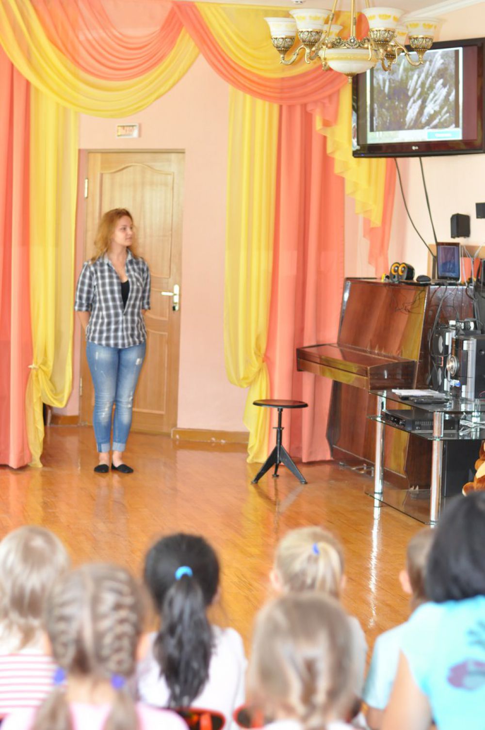 Даша проводит мероприятие в детском саду «Ласточка».