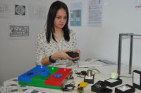 17-летняя школьница Даша Берейчук сама разрабатывает и собирает пособия для инклюзивного образования. 