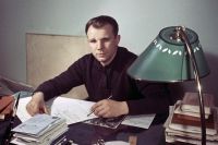 Лётчик-космонавт Юрий Гагарин в своём рабочем кабинете.