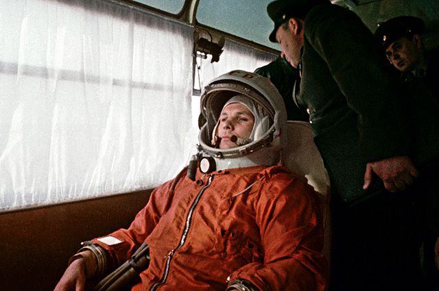Космонавт Юрий Гагарин направляется в автобусе на космодром Байконур 12 апреля 1961 года.