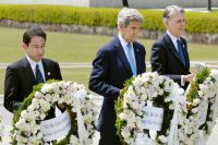 Министр иностранных дел Японии Фумио, Государственный секретарь США Джон Керри и министр иностранных дел Великобритании Филипп Хаммонд.
