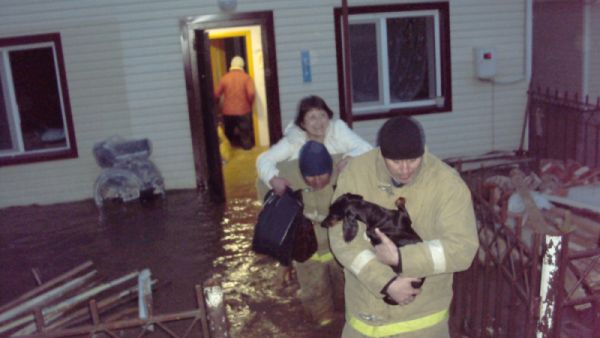 Ближе к полуночи спасатели эвакуировали 16 человек, пострадавших нет.