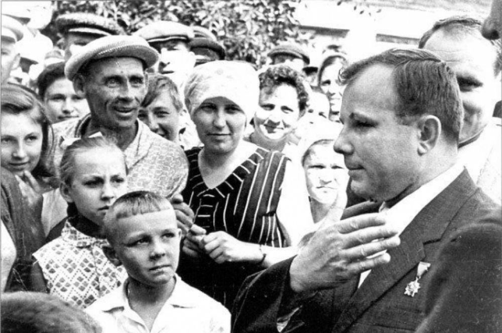 «Знаете, каким он парнем был! На руках весь мир его носил». Эти строки из песни о первом космонавте СССР Юрие Алексеевиче Гагарине. Подвиг и улыбка Гагарина останутся в веках…
