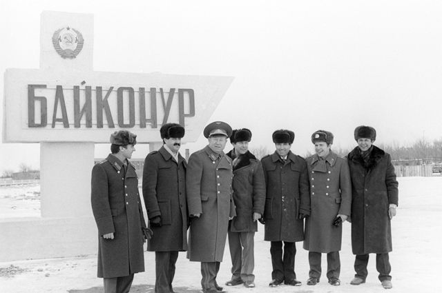 А.А.Леонов, летчик-космонавт СССР, дважды Герой Советского Союза (третий слева) среди участников будущих совместных советско-сирийских космических экипажей.