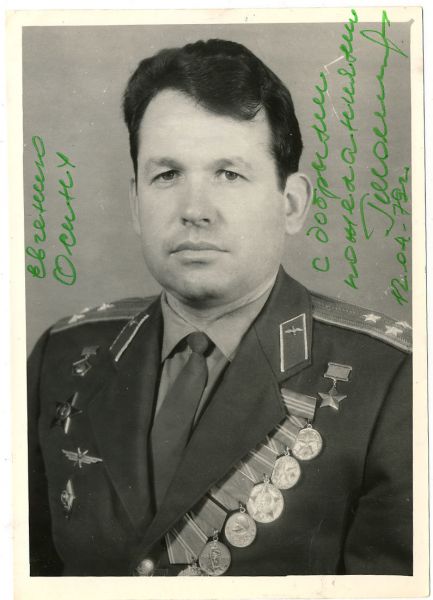 Шонин Георгий. Летчик-космонавт, генерал-майор авиации, Герой Советского Союза. Родился в городе Ровеньки Луганской области