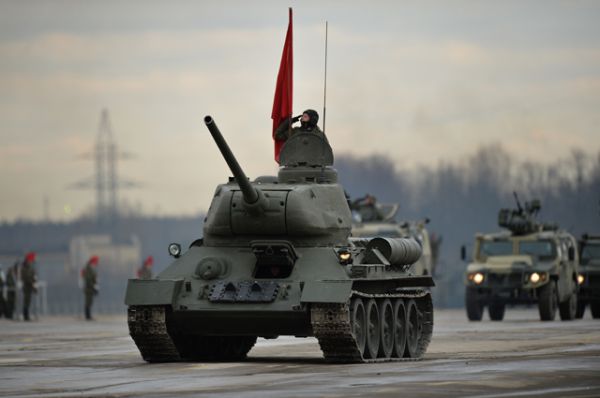 Танк Т-34-85 и бронеавтомобили «Тигр».