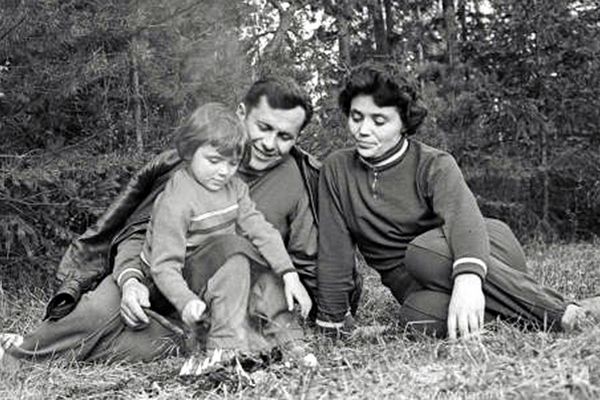 По словам жены Аллы, именно Попович предложил, что бы первым в космос летел Гагарин