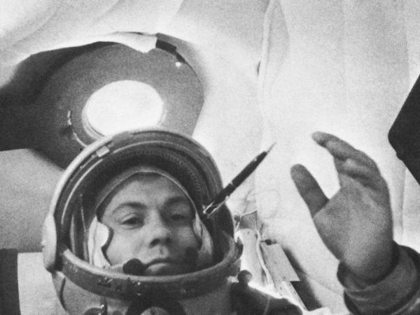 Павел Попович-летчик-космонавт, дважды Герой Советского Союза, генерал-майор авиации. Родился в городе Узин ныне Белоцерковского района Киевской области Украины