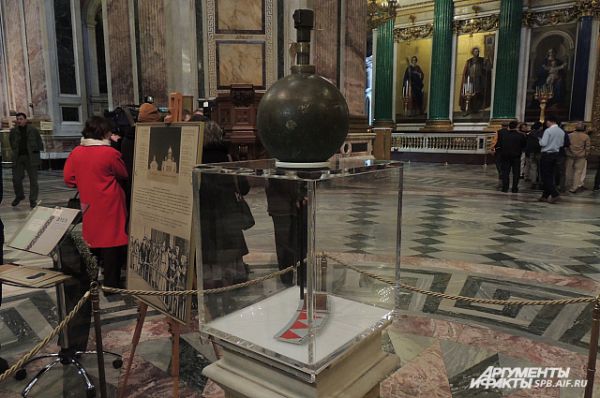 Маятник Фуко можно увидеть на временной экспозиции в Исаакиевском соборе .