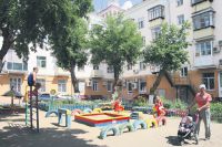Жаль, что таких зелёных благоустроенных двориков становится в Челябинске всё меньше, а детские площадки превращаются в несанкционированные автопарковки.