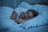 Не забывайте гасить свет в спальне и плотно задёргивать шторы. Только если мы спим в темноте, организм вырабатывает жизненно важный гормон мелатонин.
