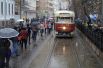 Колонна старинных и новых трамваев едет по улицам Москвы перед началом праздника московского трамвая на Чистопрудном бульваре.