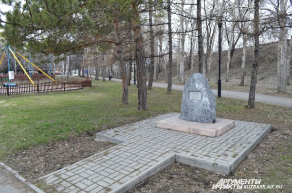 Памятный знак основателям города стоит в парке «Антошка» Центрального района и гласит, что именно на этом месте в ХIХ веке располагался дом семьи Шевелёвых – кемеровских старожилов.