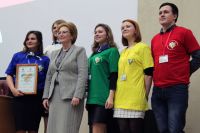 Лучшие студенческие работы получили награды. Их ребятам вручила министр В. Скворцова.