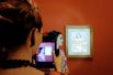 Посетительницы в образе художницы Фриды Кало фотографируются на посвященной ей выставке в музее Фаберже в Санкт-Петербурге.