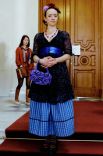 Посетительница в образе художницы Фриды Кало на посвященной ей выставке в музее Фаберже в Санкт-Петербурге.