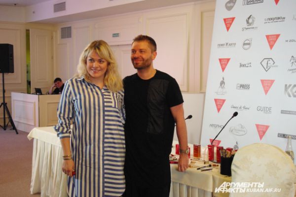 Сергей Турчанинов на фото с участницей Недели моды в Краснодаре, которой только что сделал освежающий бьюти-макияж.