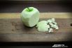 С яблока снимаем кожуру и режем его на мелкие кубики.