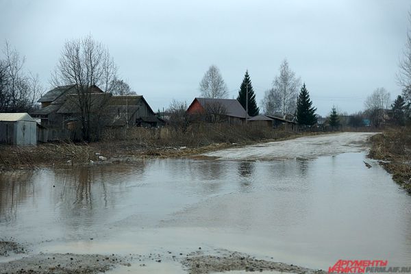 В Пермском крае за последнюю неделю реки вышли из своего русла и начали заливать прибрежные территории.