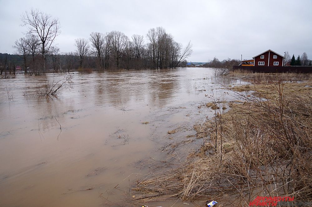 Под водой скрылись целые поля и дома, в том числе давно заброшенные.