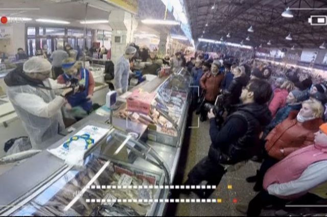 Проверка на Заднепровском рынке собрала много зрителей. 
