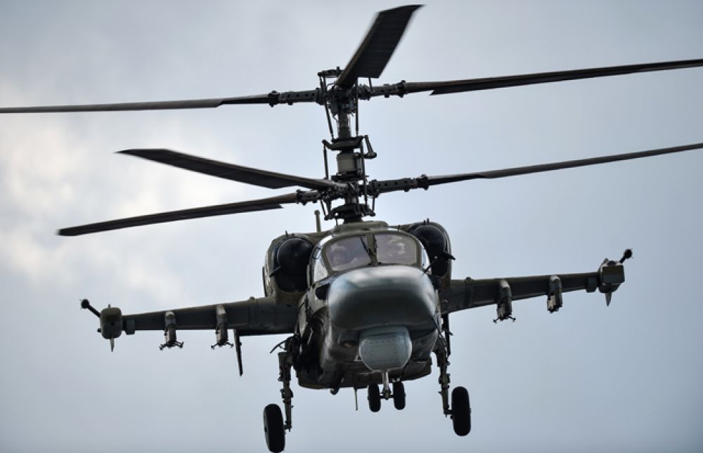 Вертолет огневой поддержки Ка-52 «Аллигатор» во время совместной тренировки групп парадного строя авиации к Параду Победы.